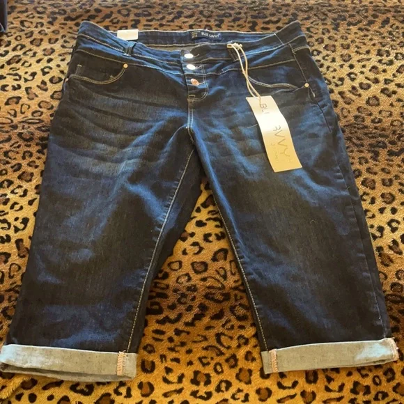 Blue Jean capris - Picture 2 of 8